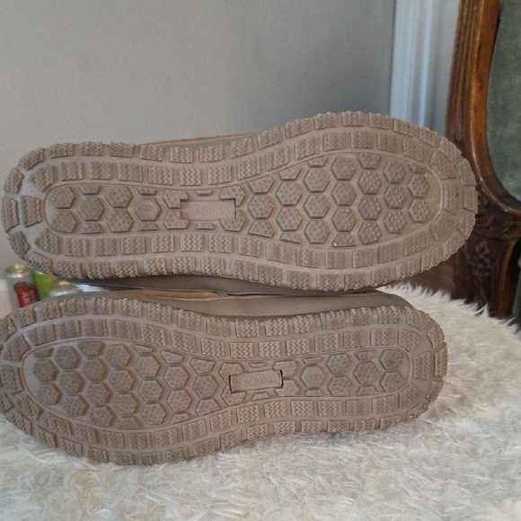 Minnetonka Tan Winter Boots with White Fur Lining - Picture 9 of 10